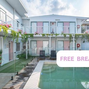 Surf Inn Boutique Backpackers - Free Breakfast